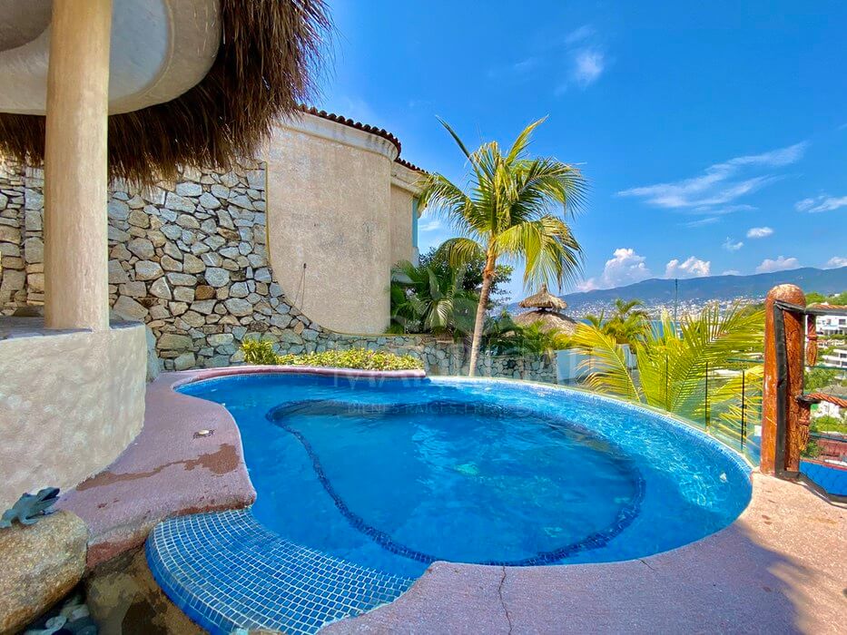 House for sale in Marina Brisas, with large sports areas and views of Acapulco Bay