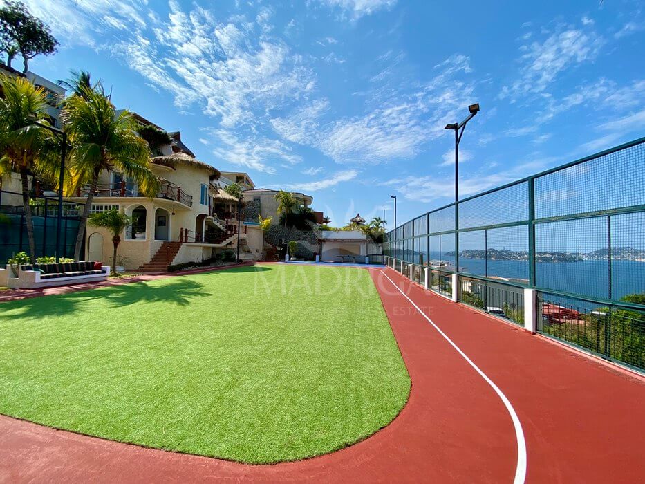 House for sale in Marina Brisas, with large sports areas and views of Acapulco Bay