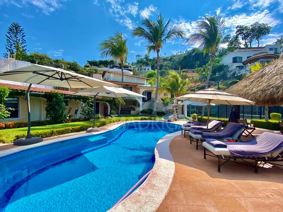 Casa en venta en Marina Brisas, con amplias áreas deportivas y vista a la bahía de Acapulco