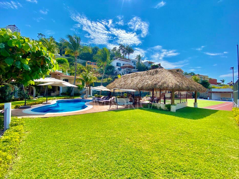 House for sale in Marina Brisas, with large sports areas and views of Acapulco Bay