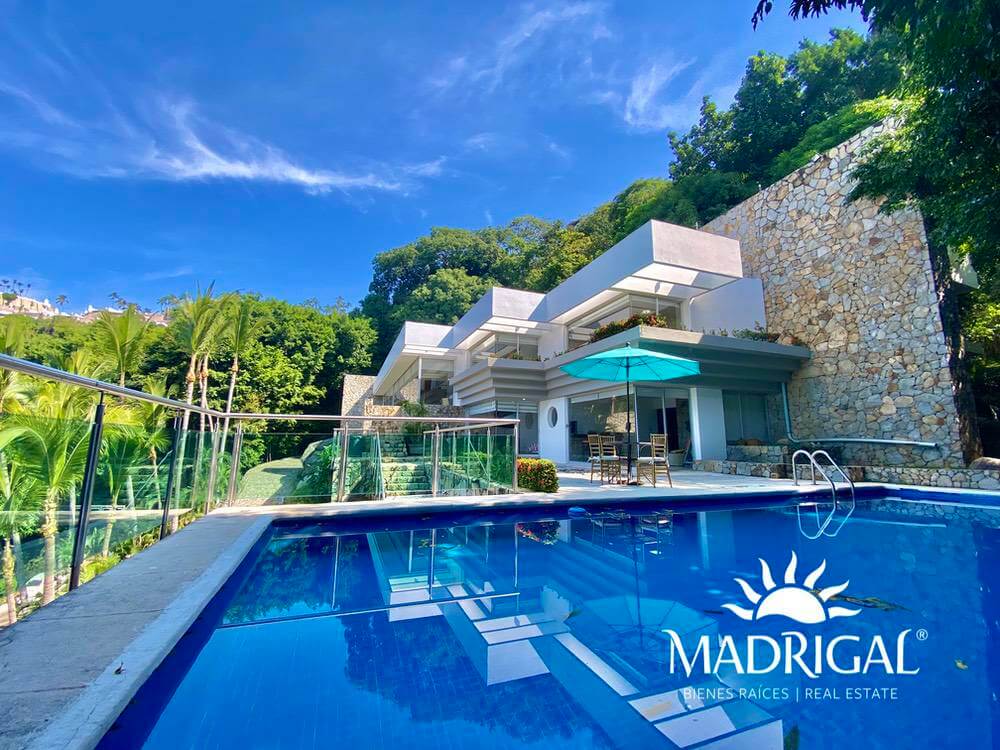 Villa for sale in Las Brisas la Concha with exclusive design and views of the bay of Acapulco