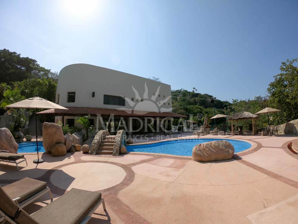 Villa for sale in Las Brisas la Concha with exclusive design and views of the bay of Acapulco