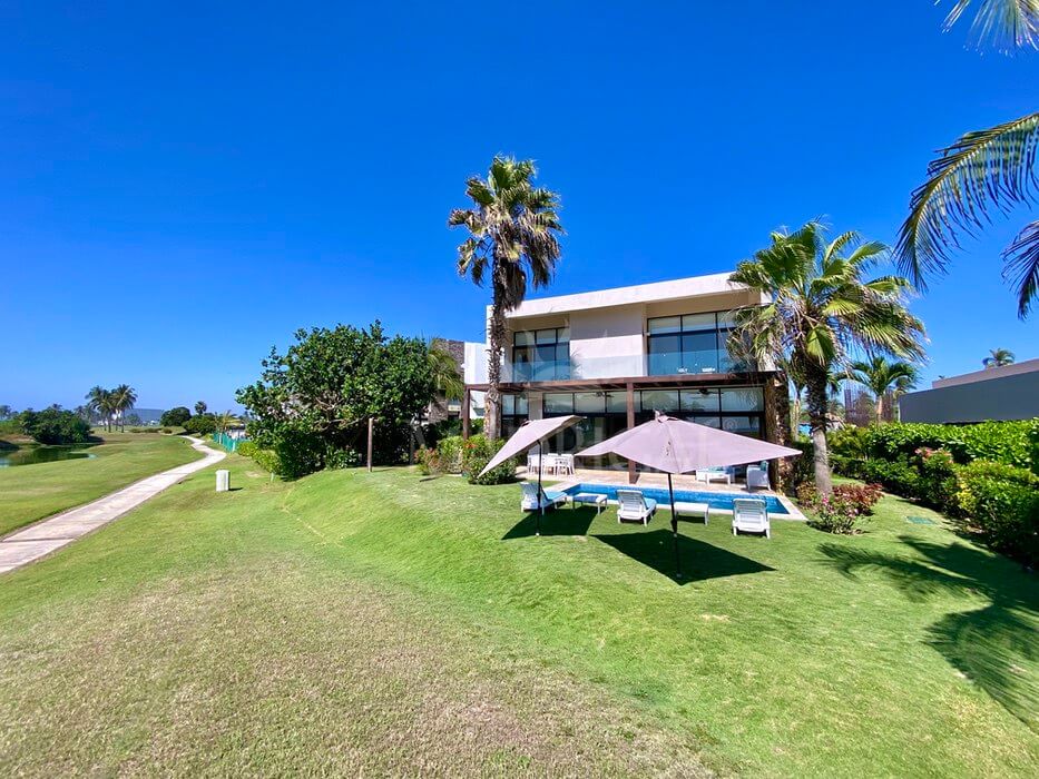 Residences – Villa for sale in front of the Golf course in Tres Vidas