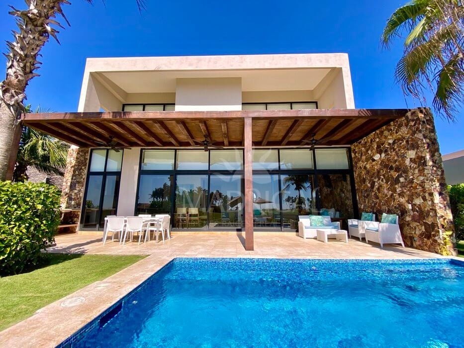 Residences – Villa for sale in front of the Golf course in Tres Vidas