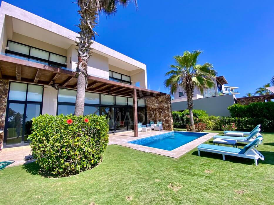 Residences – Villa for sale in front of the Golf course in Tres Vidas