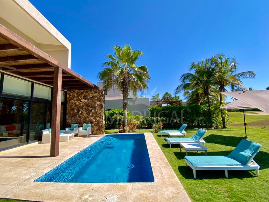 Residences – Villa for sale in front of the Golf course in Tres Vidas