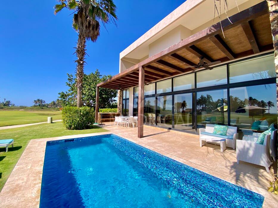 Residences – Villa for sale in front of the Golf course in Tres Vidas