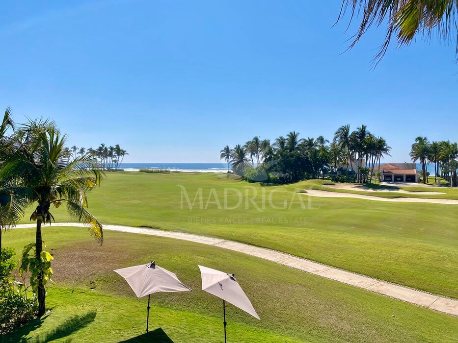 Residences – Villa for sale in front of the Golf course in Tres Vidas