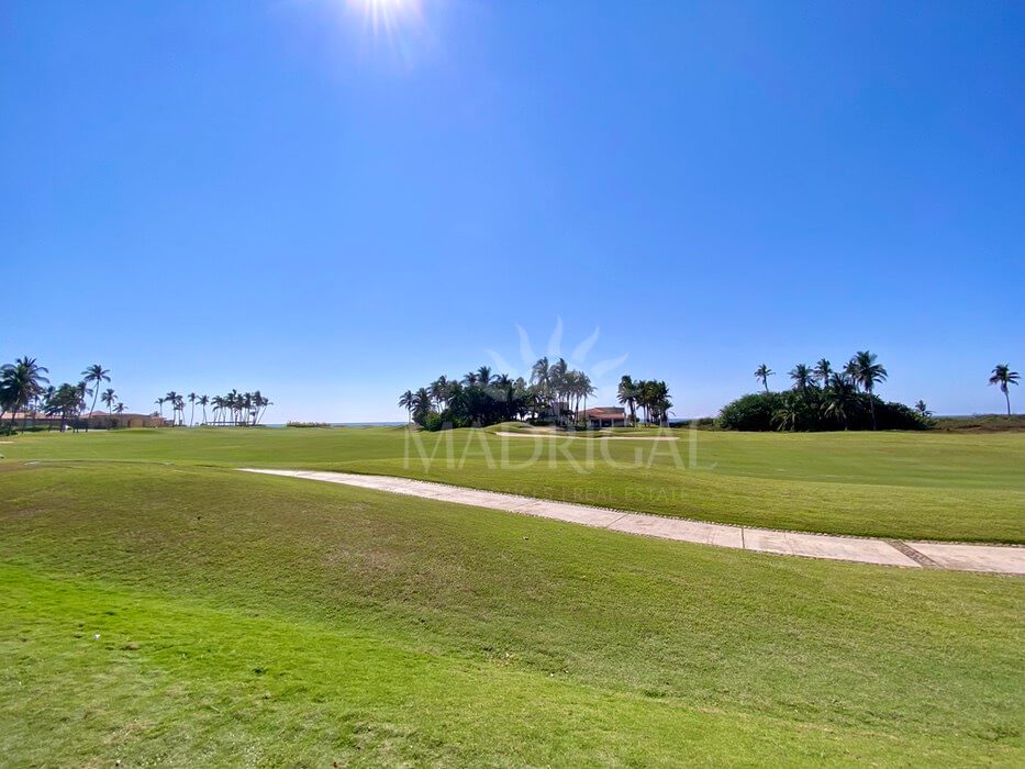 Residences – Villa for sale in front of the Golf course in Tres Vidas