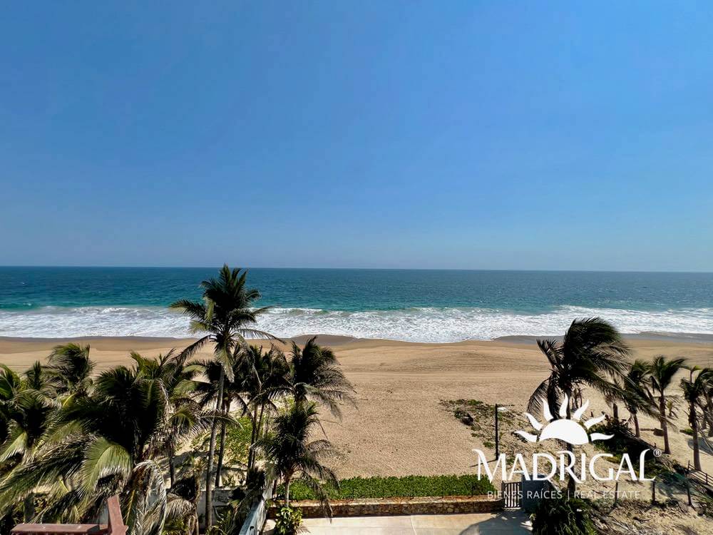 Apartment for sale in front of the beach in Pie de la Cuesta in Acapulco