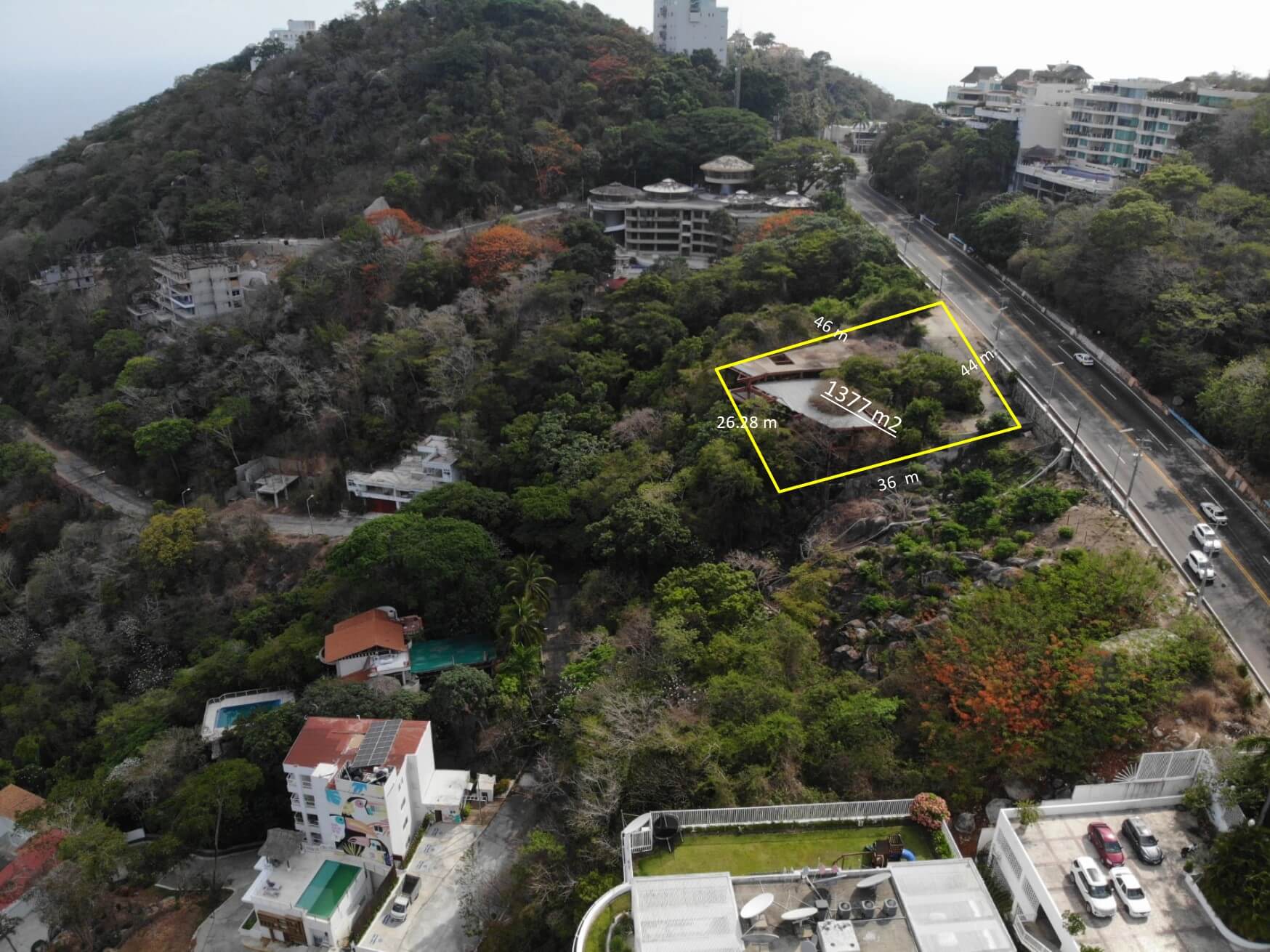 Terreno en venta de 1377 m2 sobre la Escénica con vista a Playa Diamante, con estructura para 22 departamentos en Brisas Marques