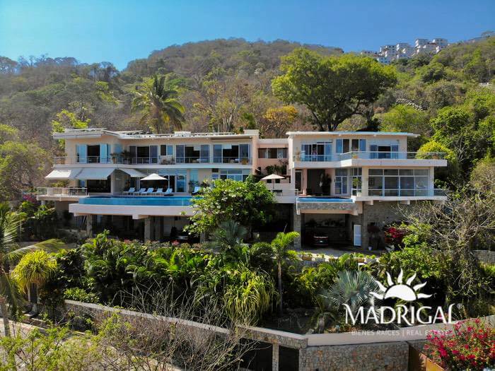 Casa en venta en el Fraccionamiento Brisas Marques, de seis recámaras y todas con vista al mar