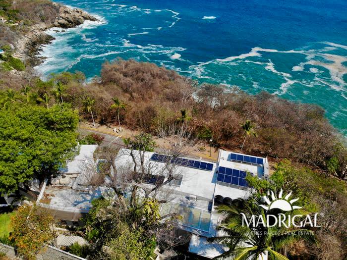 Casa en venta en el Fraccionamiento Brisas Marques, de seis recámaras y todas con vista al mar