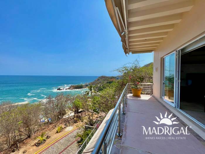 Casa en venta en el Fraccionamiento Brisas Marques, de seis recámaras y todas con vista al mar