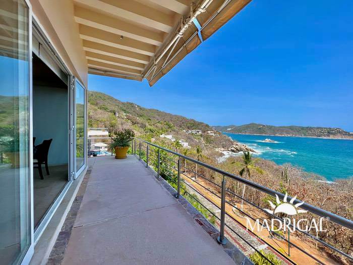 Casa en venta en el Fraccionamiento Brisas Marques, de seis recámaras y todas con vista al mar