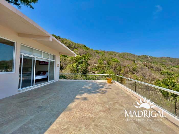 House for sale in the Brisas Marques Fractionation, with six bedrooms and all with ocean views