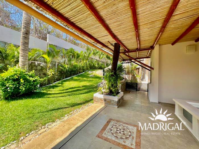 Casa en venta en el Fraccionamiento Brisas Marques, de seis recámaras y todas con vista al mar