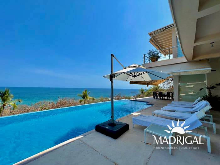 Casa en venta en el Fraccionamiento Brisas Marques, de seis recámaras y todas con vista al mar