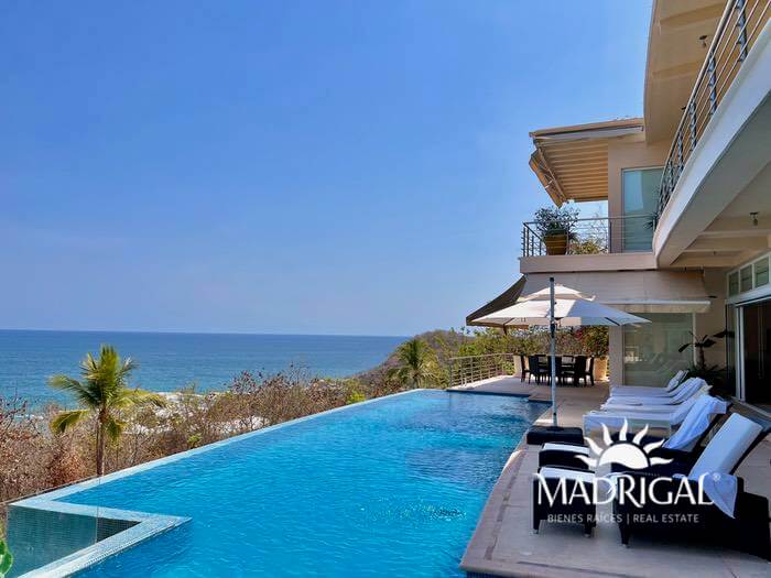 House for sale in the Brisas Marques Fractionation, with six bedrooms and all with ocean views