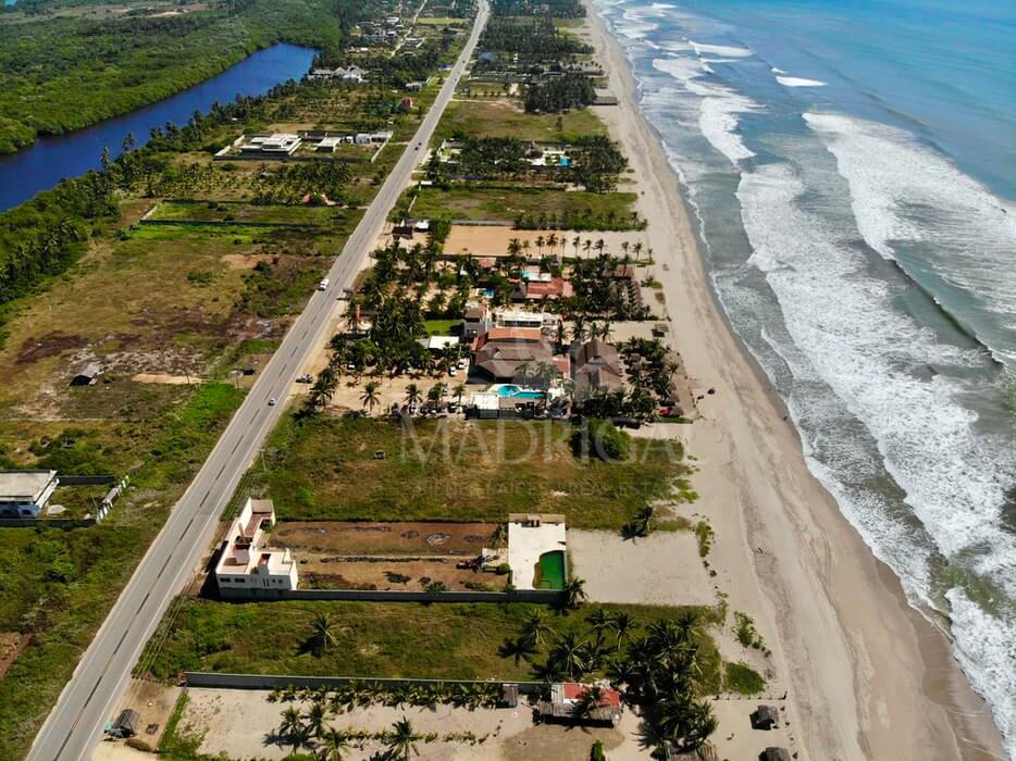 Terreno de 1982 m2 frente a Playa, con construcción, rumbo a Barra Vieja