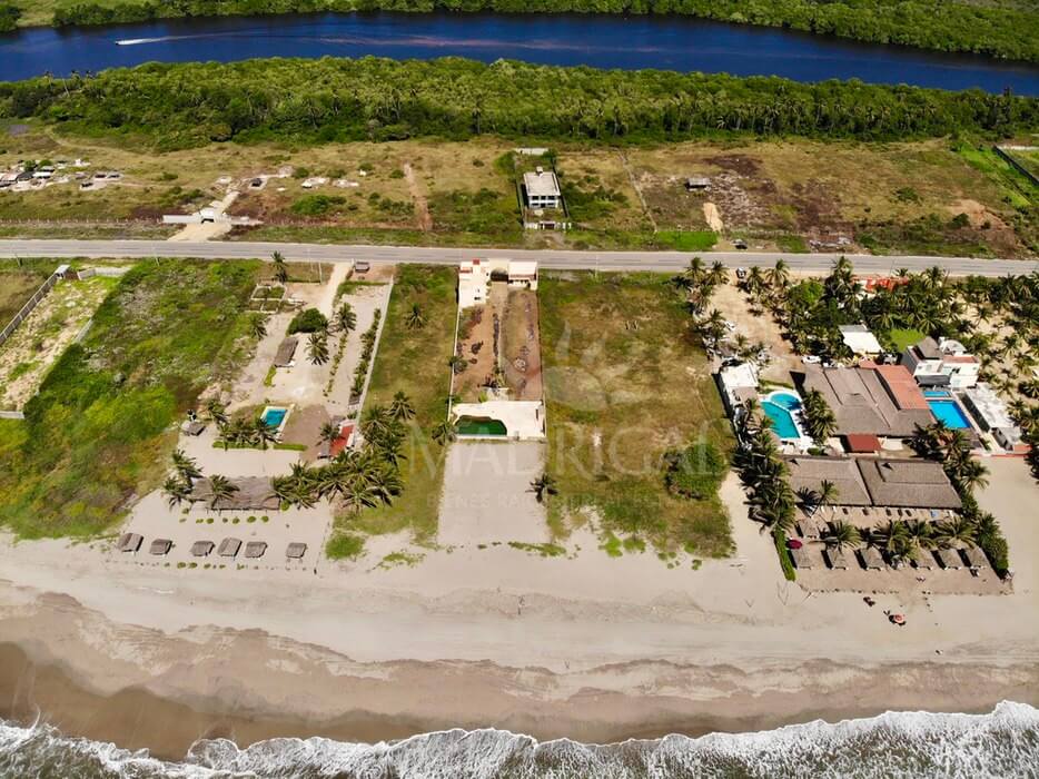 Land of 1982 m2 in front of the beach, with construction, heading to Barra Vieja