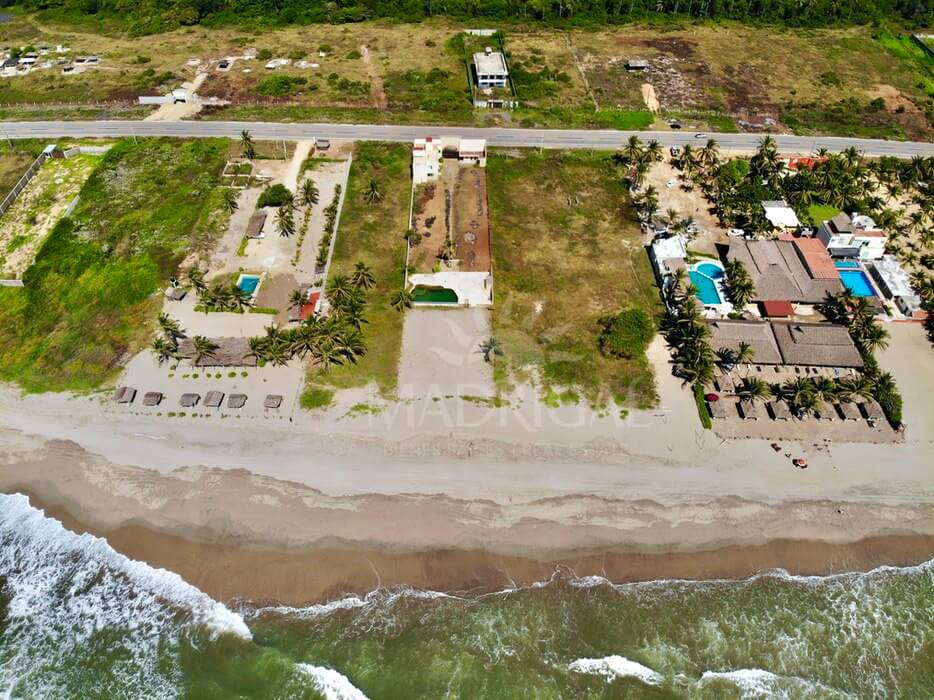 Land of 1982 m2 in front of the beach, with construction, heading to Barra Vieja