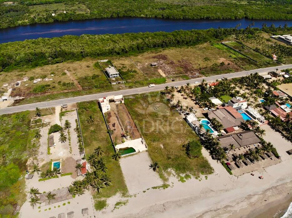 Land of 1982 m2 in front of the beach, with construction, heading to Barra Vieja