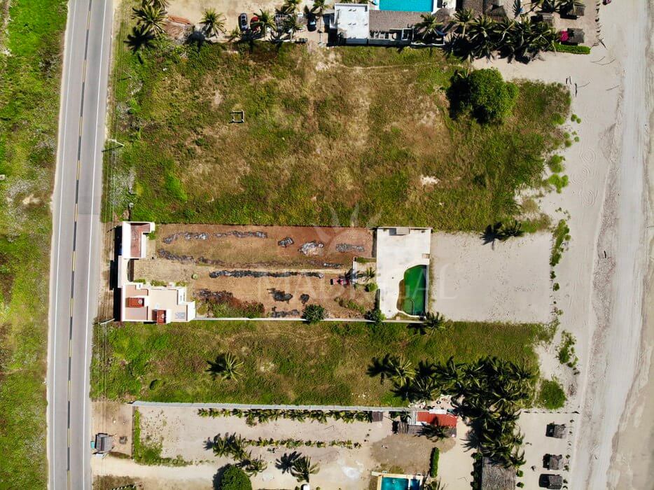 Terreno de 1982 m2 frente a Playa, con construcción, rumbo a Barra Vieja