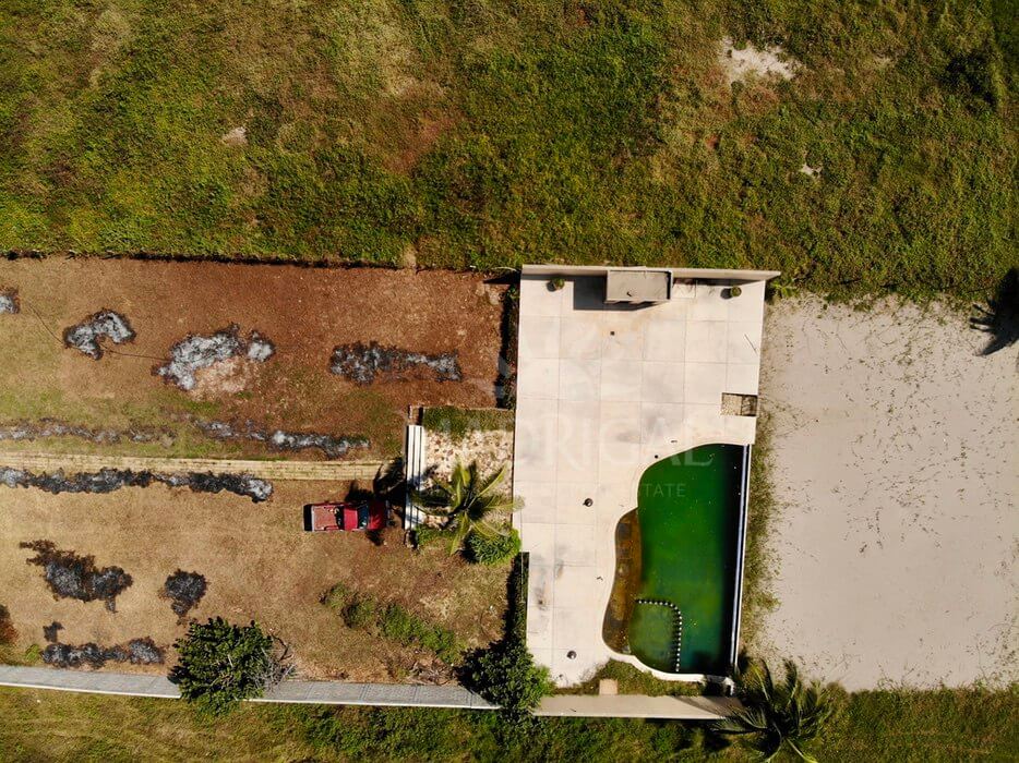 Terreno de 1982 m2 frente a Playa, con construcción, rumbo a Barra Vieja