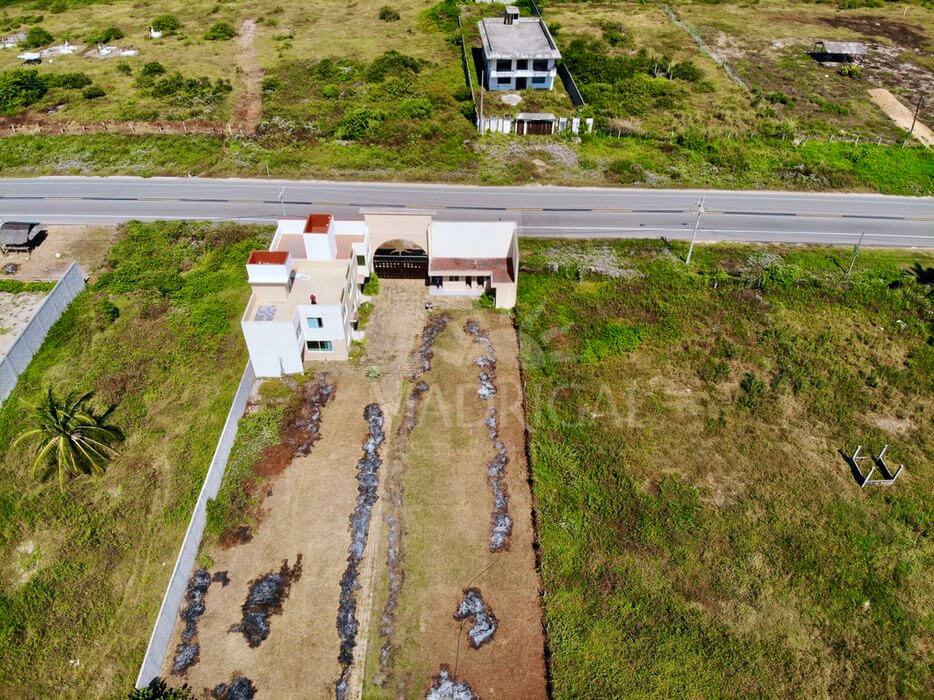 Terreno de 1982 m2 frente a Playa, con construcción, rumbo a Barra Vieja