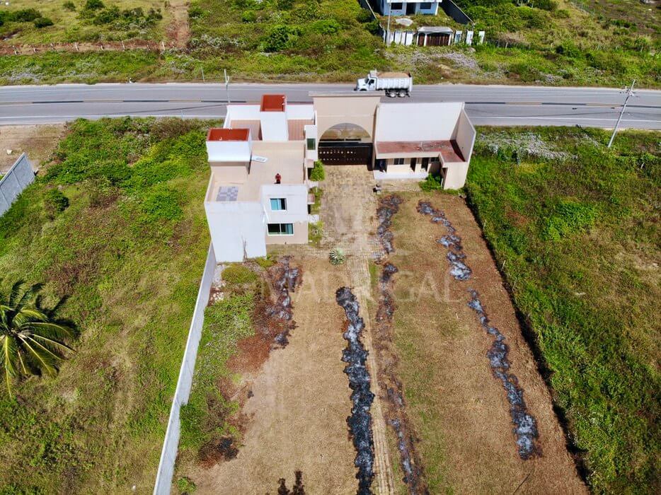 Terreno de 1982 m2 frente a Playa, con construcción, rumbo a Barra Vieja