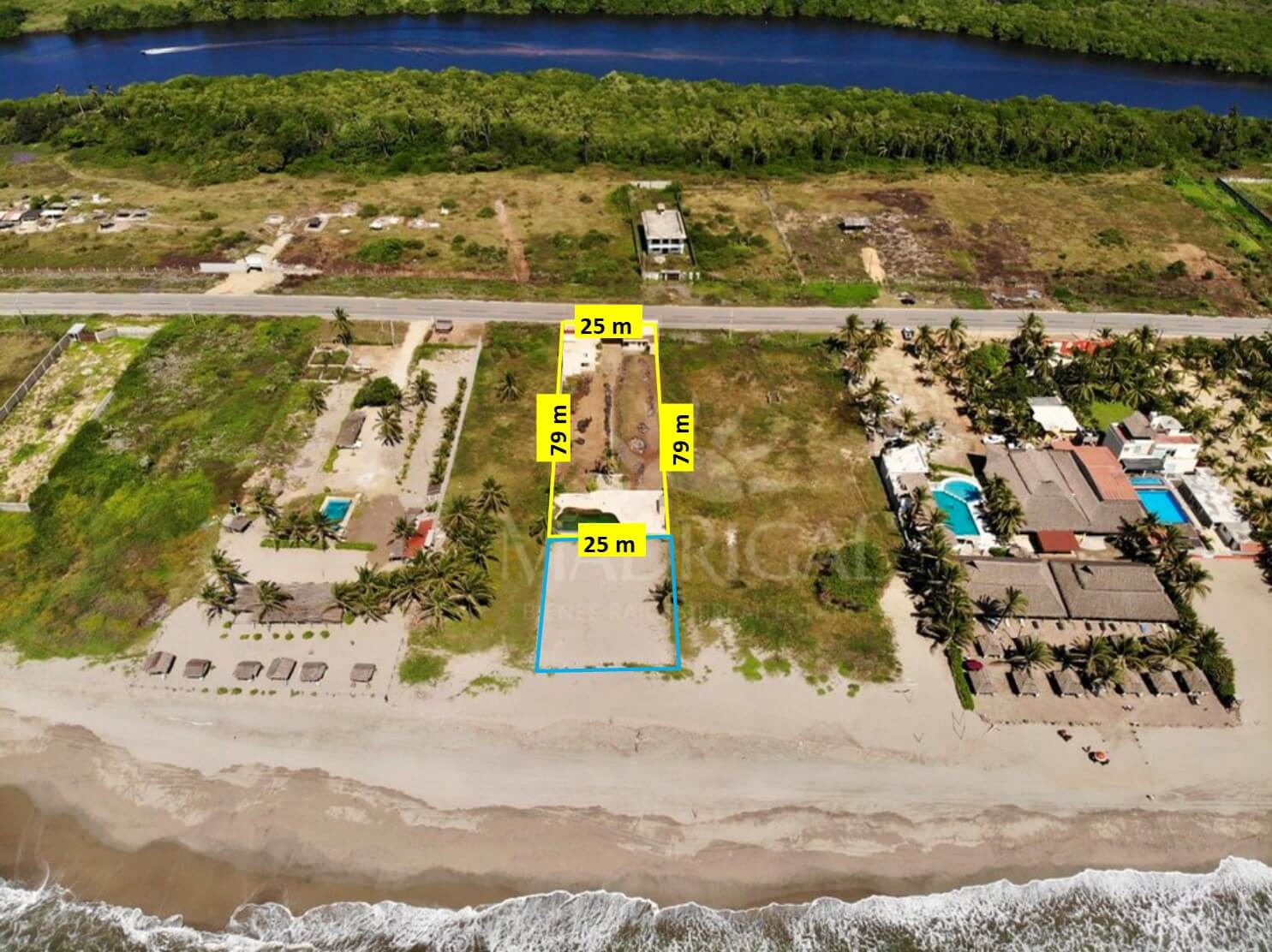 Land of 1982 m2 in front of the beach, with construction, heading to Barra Vieja