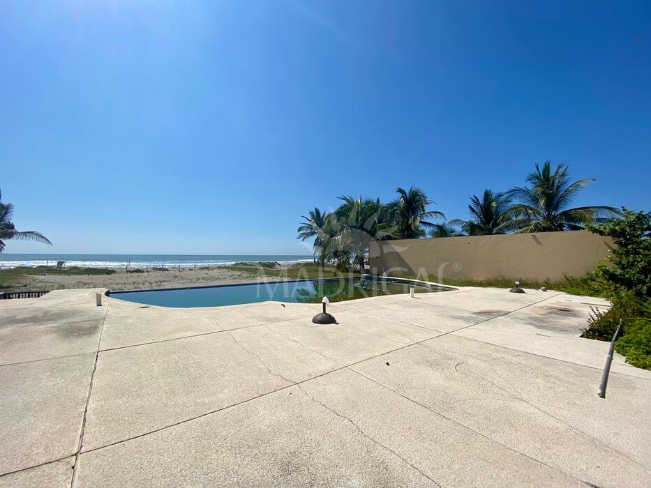 Terreno de 1982 m2 frente a Playa, con construcción, rumbo a Barra Vieja