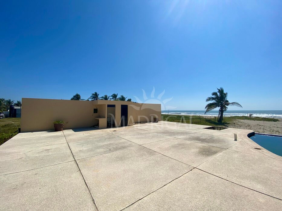 Terreno de 1982 m2 frente a Playa, con construcción, rumbo a Barra Vieja