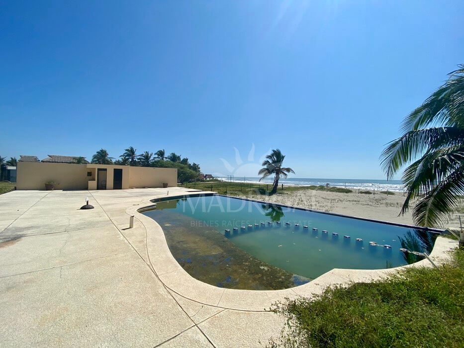 Terreno de 1982 m2 frente a Playa, con construcción, rumbo a Barra Vieja