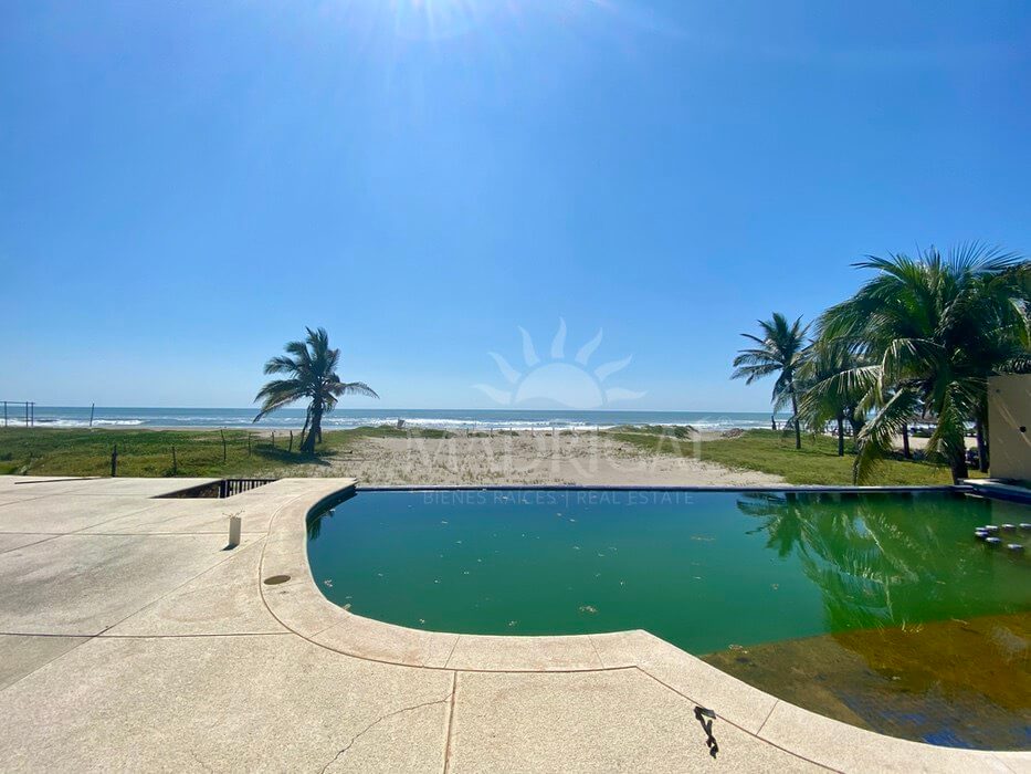 Terreno de 1982 m2 frente a Playa, con construcción, rumbo a Barra Vieja