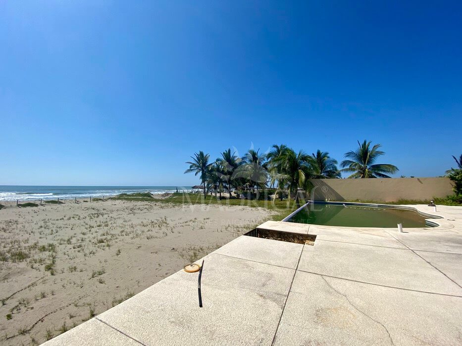 Terreno de 1982 m2 frente a Playa, con construcción, rumbo a Barra Vieja