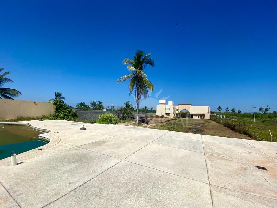 Terreno de 1982 m2 frente a Playa, con construcción, rumbo a Barra Vieja