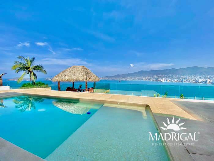 Casa en venta con la mejor vista a la bahía de Acapulco en el Fraccionamiento Marina Brisas