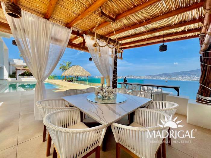 Casa en venta con la mejor vista a la bahía de Acapulco en el Fraccionamiento Marina Brisas