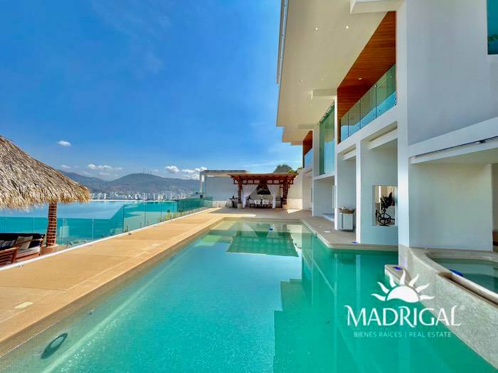 Casa en venta con la mejor vista a la bahía de Acapulco en el Fraccionamiento Marina Brisas