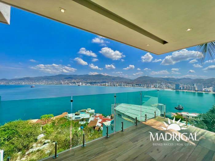 Casa en venta con la mejor vista a la bahía de Acapulco en el Fraccionamiento Marina Brisas