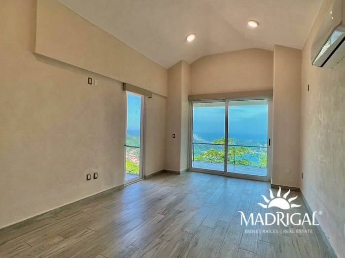 Penthouse for sale in the Acapulco Condominium in la Cima