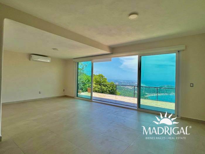 Penthouse for sale in the Acapulco Condominium in la Cima