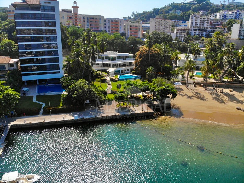 Ideal for real estate project, House for sale, in front of the beach, in the Acapulco Yacht Club,