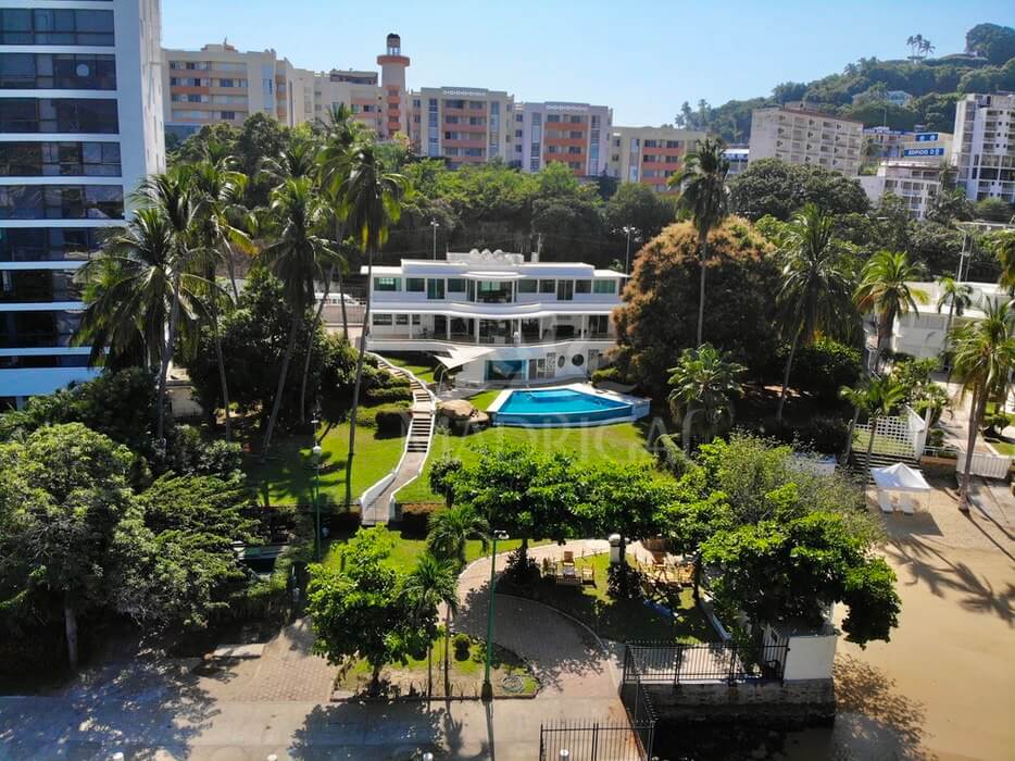 Ideal para proyecto inmobiliario, Casa en venta, frente a playa, en el Club de Yates Acapulco, 