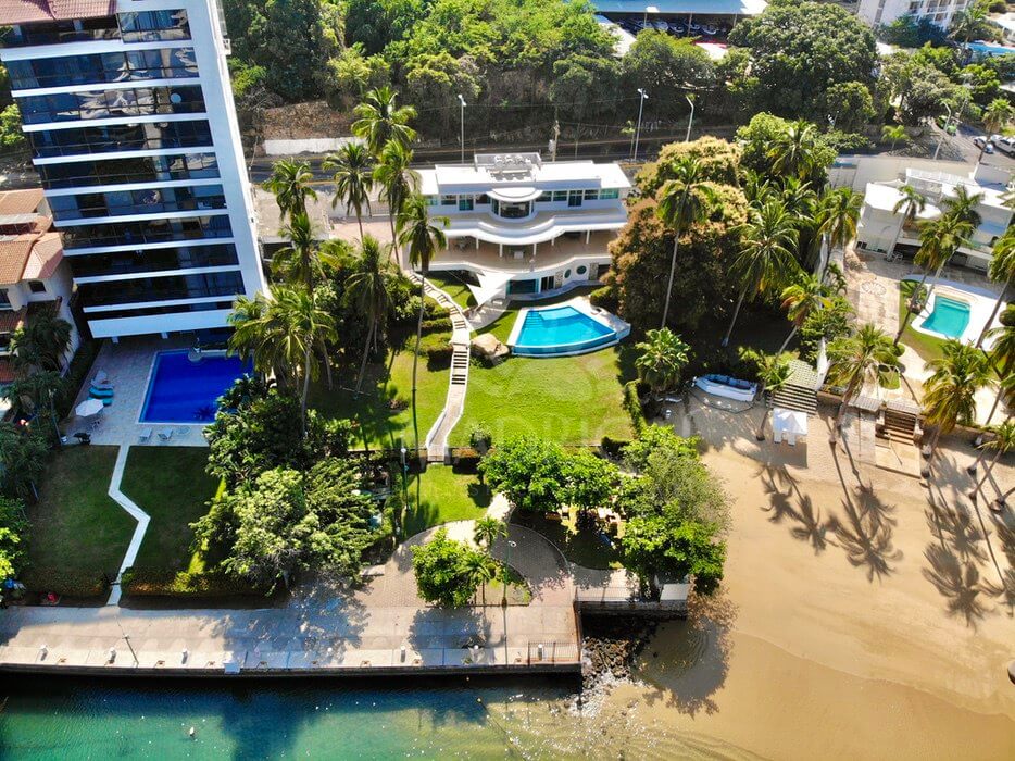 Ideal for real estate project, House for sale, in front of the beach, in the Acapulco Yacht Club,