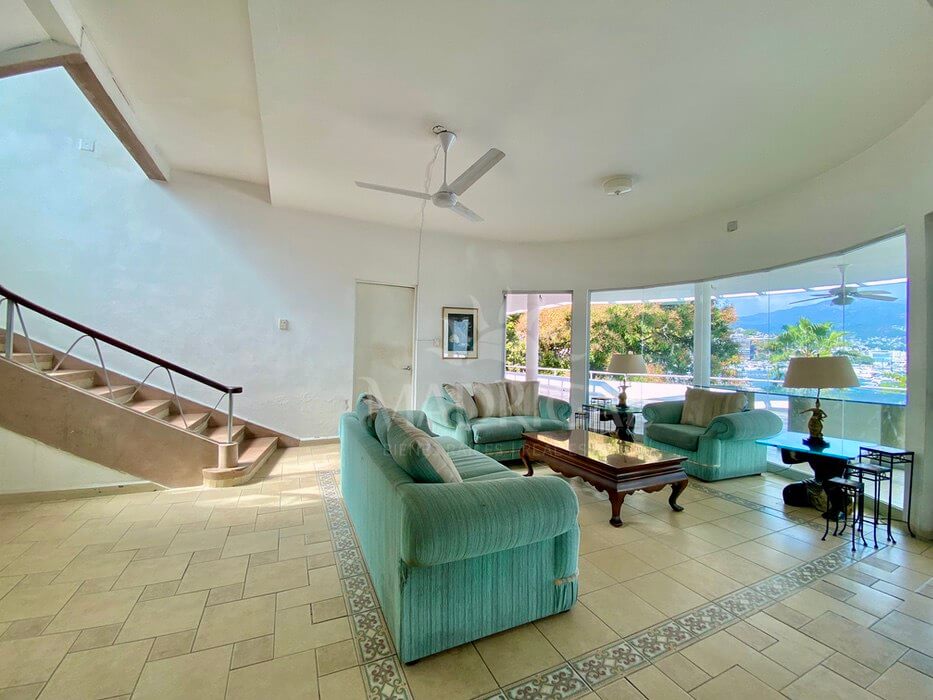 Ideal for real estate project, House for sale, in front of the beach, in the Acapulco Yacht Club,