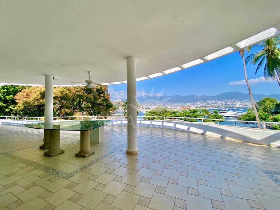 Ideal for real estate project, House for sale, in front of the beach, in the Acapulco Yacht Club,