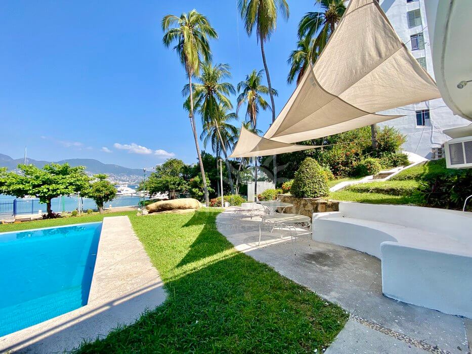 Ideal for real estate project, House for sale, in front of the beach, in the Acapulco Yacht Club,